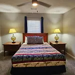 Luxury Pool With King Beds Near Shops And Dining