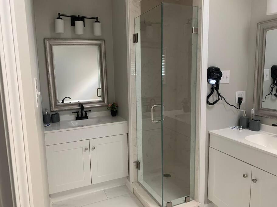 Luxury Pool With King Beds Near Shops And Dining Holiday home