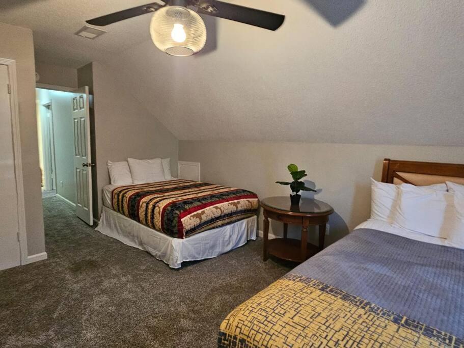 Luxury Pool With King Beds Near Shops And Dining