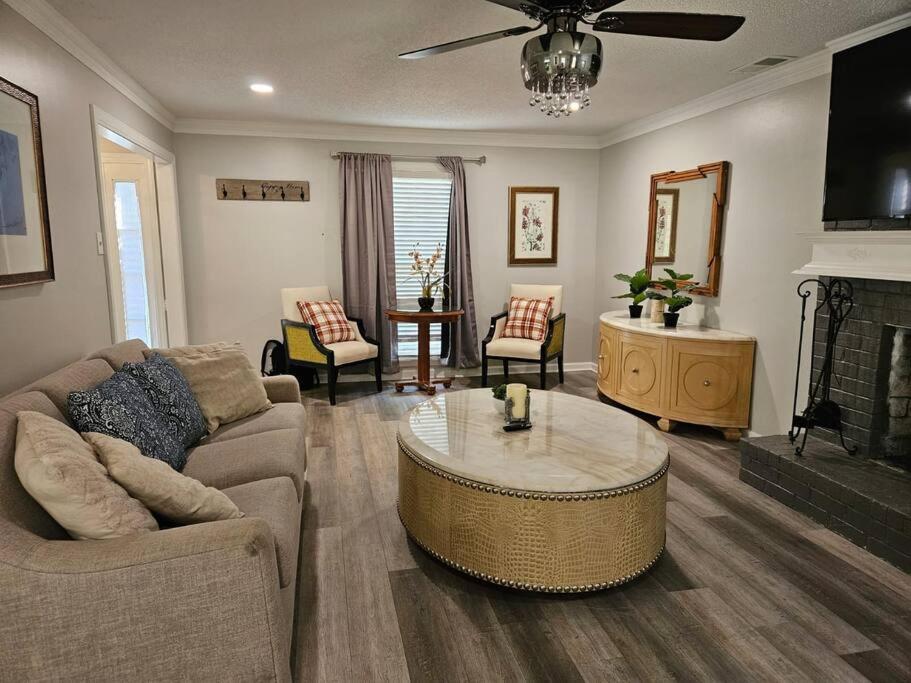 Holiday home Luxury Pool With King Beds Near Shops And Dining Memphis