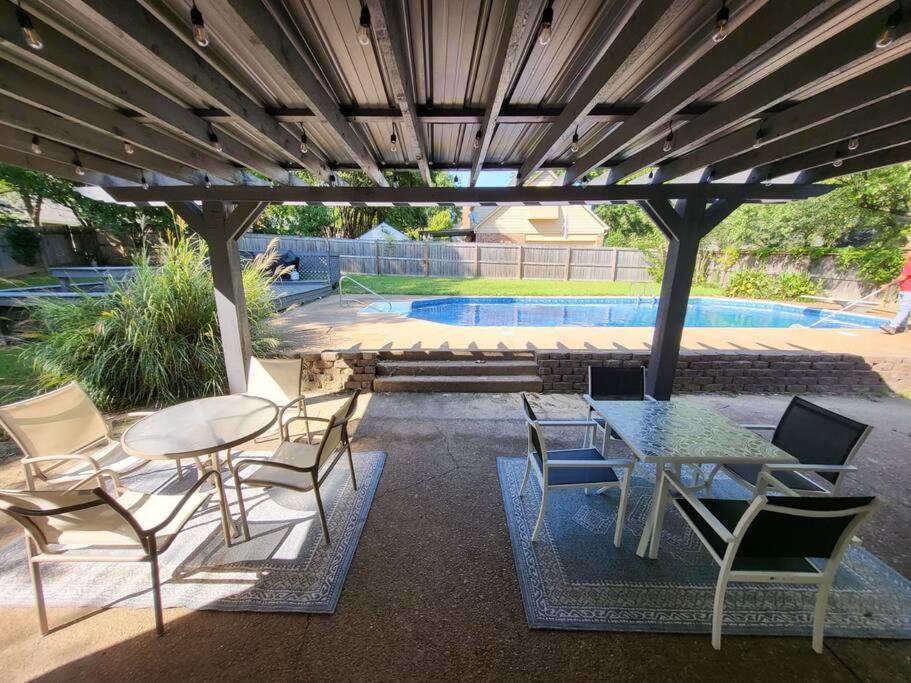 Luxury Pool With King Beds Near Shops And Dining Holiday home Memphis