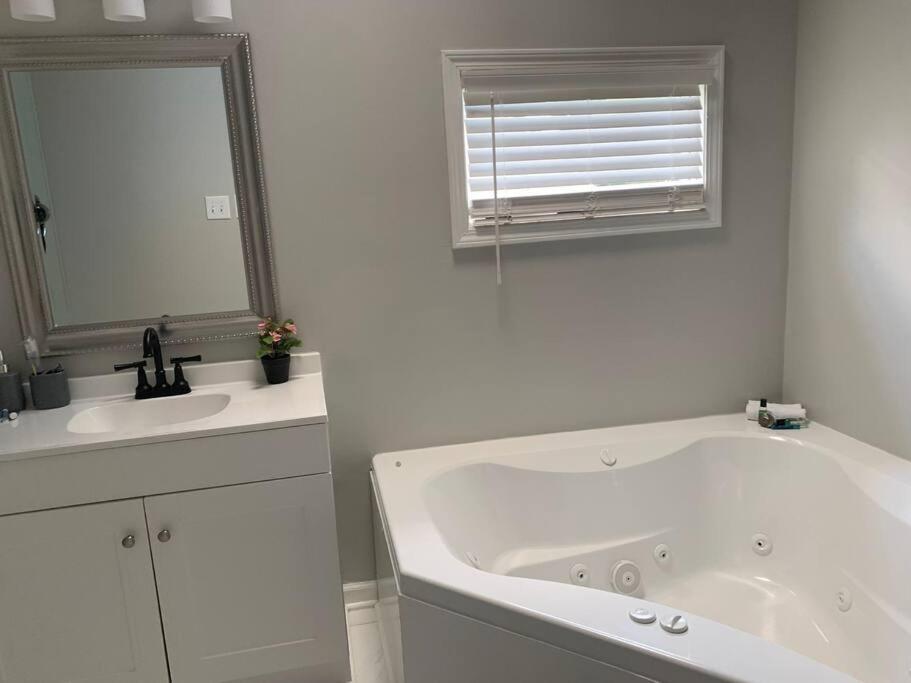 Holiday home Luxury Pool With King Beds Near Shops And Dining *