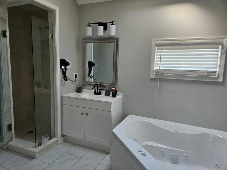 Luxury Pool With King Beds Near Shops And Dining Holiday home *
