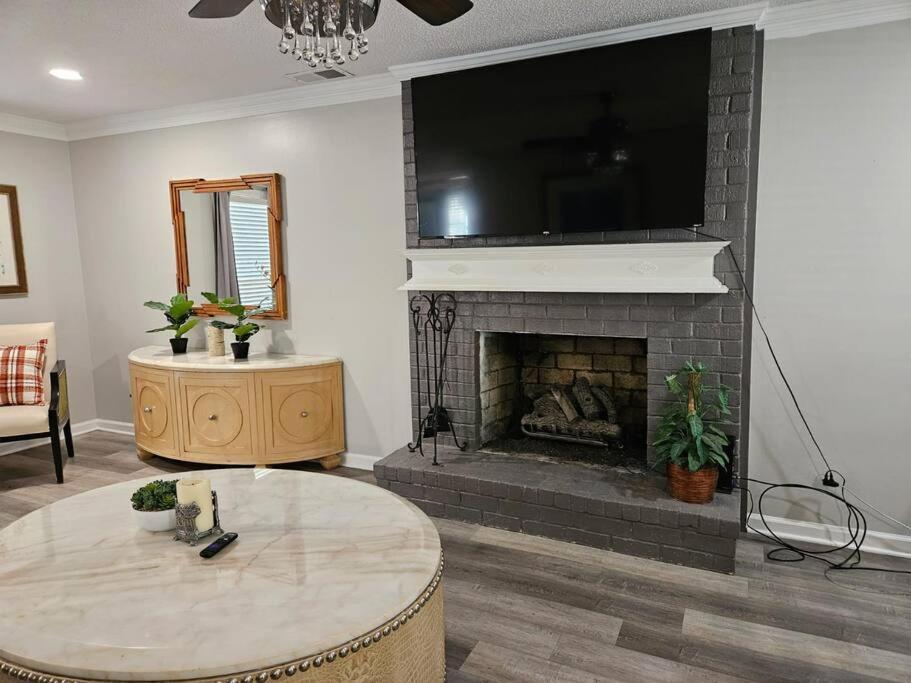 Luxury Pool With King Beds Near Shops And Dining Holiday home *